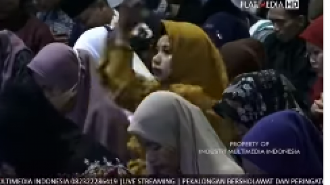 Heboh Wanita Berhijab Diduga Kesurupan Seperti Ular di Acara Pengajian, Netizen: Mungkin Jinnya Demen karena Cakep