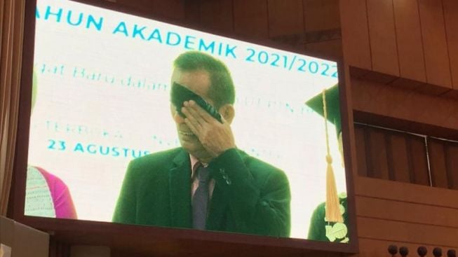 Viral Ayah Brigadir J Nangis hingga Cium Ijazah Almarhum Anaknya, Netizen Ikut Mewek: Sambo oh Sambo