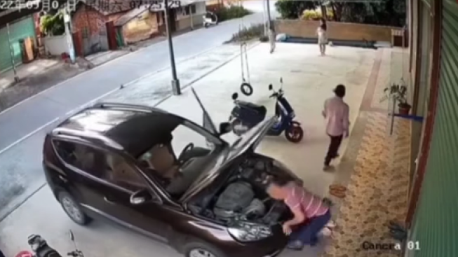 Tragis! Mobil Berjalan Sendiri saat Diperbaiki, Pria Terlindas hingga Tergencet di Rolling Door
