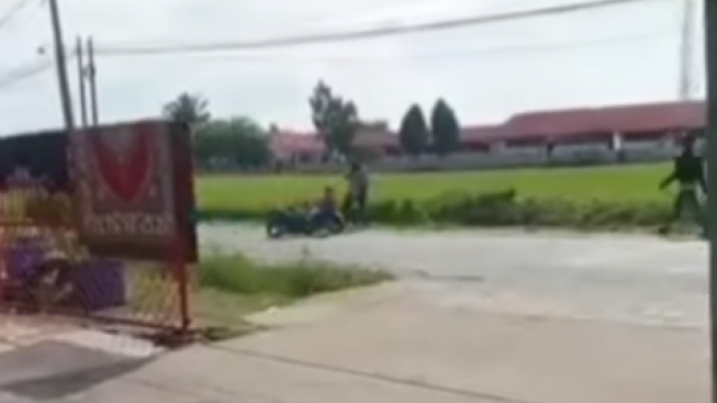 Sadis! Video Suami Berkali-kali Bacok Mantan Istri di Jalanan, Netizen Murka: Keji Melebihi Binatang
