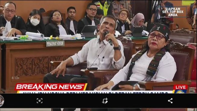 Usai Sambo dan Istri Peluk-pelukan, Ibunda Yosua Menangis di Sidang