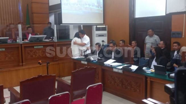 Putri Pamer Kemesraan dengan Sambo di Sidang, PRT Susi Ikut-ikutan Peluk dan Cium Tangan Majikan