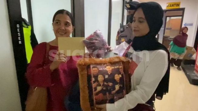 Geger Cewek Berhijab Kasih Hadiah ke Ferdy Sambo karena Fans Berat, Netizen Nyeletuk: Dibayar Berapa Mbak?