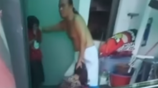 Video Keji Pria Gondrong Seret Wanita Berkerudung hingga ke Dapur, Anak Kecil Histeris Ketakutan Lihat Korban Diinjak-injak