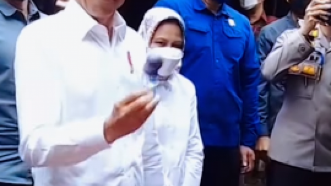 Emak-emak Ketawa Ngakak Lihat Jokowi Main Latto-Latto di Pasar: Gak Bunyi Dek!