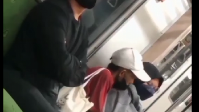 Heboh Wanita Berhijab Horny Digerayangi Pria Cabul di KRL: Gak Ada Ahlak!