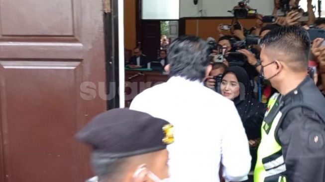 Fans Kembali Bikin Heboh! Ngotot Ketemu Sambo hingga Teriak-teriak saat Sidang Tuntutan, Syarifah Akhirnya Diusir Polwan