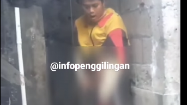 Serem! Berkeliaran Siang Bolong di Gang Warga, Pengamen Badut Onani usai Lihat Emak-emak Mau Mandi