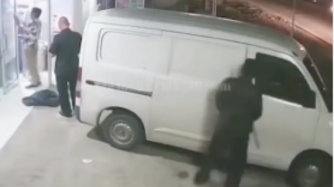 Terekam CCTV Santai Bawa Kabur Mobil Berisi Duit Miliaran di Mesin ATM, Aksi Maling Ini Mirip Game GTA!
