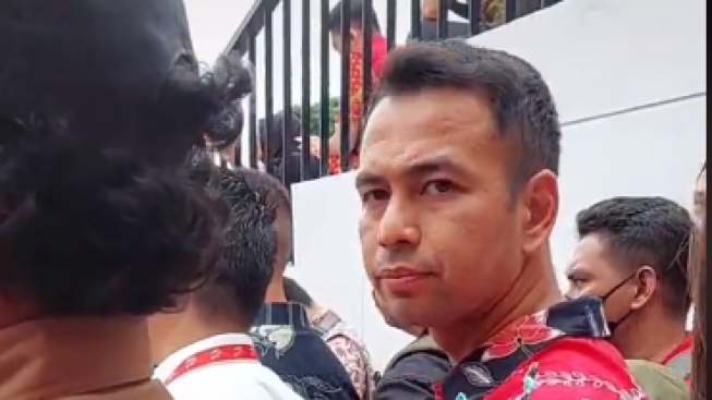 Dituding Tak Seramah di TV Gegara Pasang Wajah Sinis, Raffi Ahmad Dibela Fans: Wajar Kok...