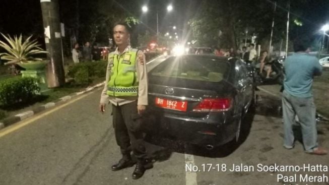 Pelajar Bawa Mobil Camry Anggota DPRD Jambi Bernopol BH 1842 Z, Tabrak Papan Reklame di Depan RS Siloam, Kondisi Pacarnya Telanjang!