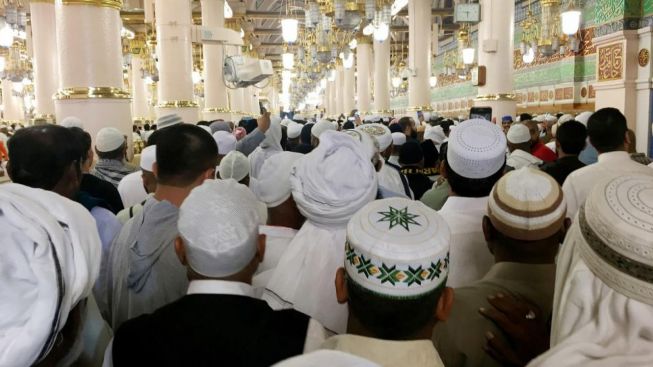 Nekat Kibarkan Bendera Demokrat di Depan Masjid Nabawi, Gibran Dicokok Polisi Arab!