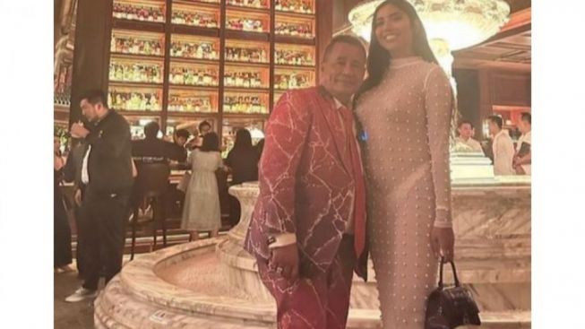 Celana Dalam Millen Cyrus Kelihatan saat Foto Bareng Hotman Paris, Ramai jadi Omongan