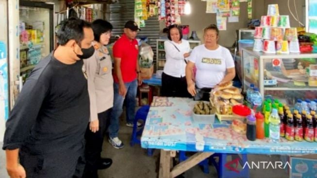 Nenek-nenek Digebuki Pakai Kursi Plastik Sama Anak Sendiri Gegara Nyomot Gorengan, Pelaku Dibela Suami: Kami Malu Tinggal Sama Ibu Mertua