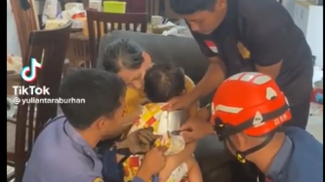 Viral Bayi Nyangkut di Dalam Loyang, Prihatin Tapi Bikin Warganet Ketawa Ngakak!