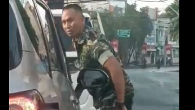 Viral Anggota TNI Ngamuk di Jalanan hingga Ancam Pemobil Pakai Bayonet, Juminten: Pasti Gak Dapat Jatah dari Istrinya