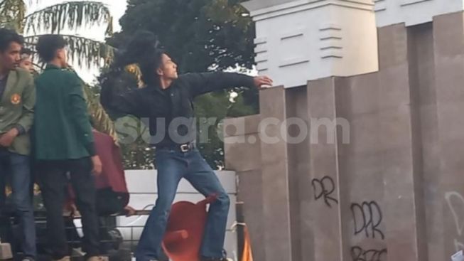 Berani Banget! Jefri Nichol Lempar Tikus Mati ke Gedung DPR saat Ikut Demo Tolak UU Cipta Kerja