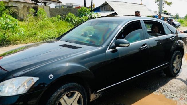 Viral Warga Ketawa Ngakak Lihat Mobil R1 'Nyangkut' di Jalan Rusak di Lampung: Pak Jokowi Sakit Pinggang Pulang-pulang, Kasihan