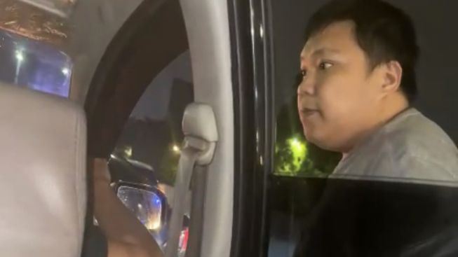 Pakai Pelat Dinas Polri, Pria Tambun Ini Ancam Driver Taksol Pakai Pistol Gegara Tak Sudi Mobil Disalip di Tol