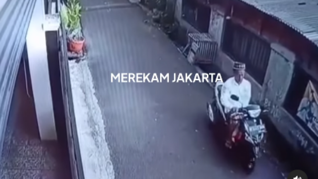 Pakai Sarung dan Peci, Pria Terekam CCTV Curi Bebek saat Jumatan: Malulah Sama Outfitnya