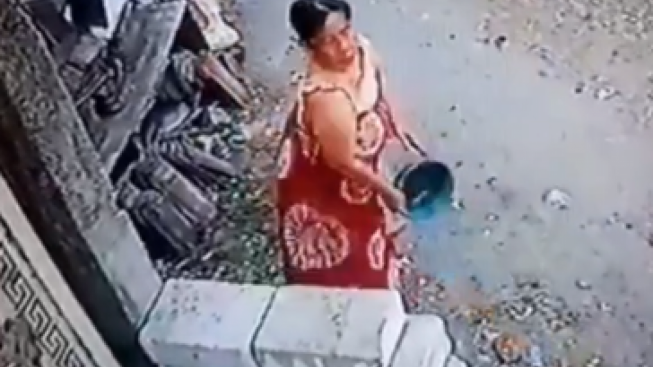 Emak-emak Terekam CCTV Sering Siram Air Kencing ke Rumah Tetangga, Motifnya Terkuak!