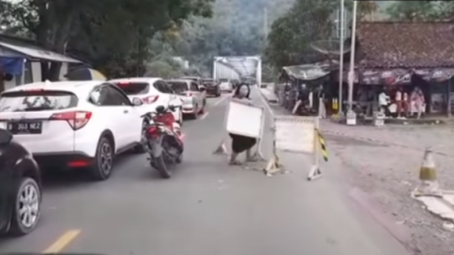 Kawal Ambulans hingga Singkirkan Penghalang Jalan, Aksi Heroik Emak-emak Ini Banjir Pujian: Yang Biasa Meresahkan Kini jadi Panutan