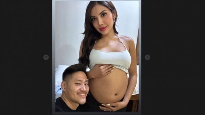 Bikin Heboh! Pamer Perut Buncit Seolah Hamil 17 Minggu, Millen Cyrus Justru Dianggap Punya Kantong Dorameon