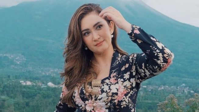 Rambut Dikeramas, Aksi Nafa Urbach Mandi di Kali Bikin Warganet OTW: Tunggu Akang Neng