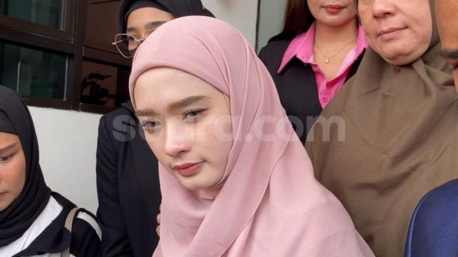 Pose Menggoda, Muncul Foto Inara Rusli Tanpa Hijab jadi Omongan: Hasil Editan?