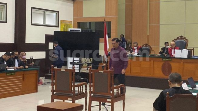 Kepergok Bawa Contekan di Sidang Haris-Fatia, Luhut: Udah Saya Tutup