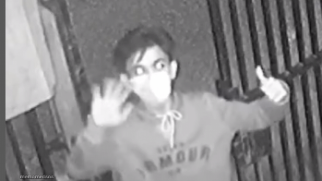Acungkan 2 Jempol dan Dadah-dadah saat Terekam CCTV, Aksi Maling Motor Disorot: Lihatlah Pak Polisi, Mereka Bangga