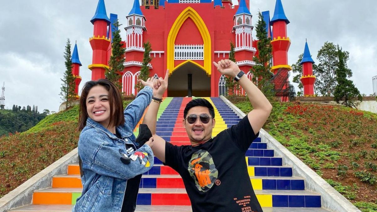 Kemesraan Angga Wijaya dan Dewi Perssik