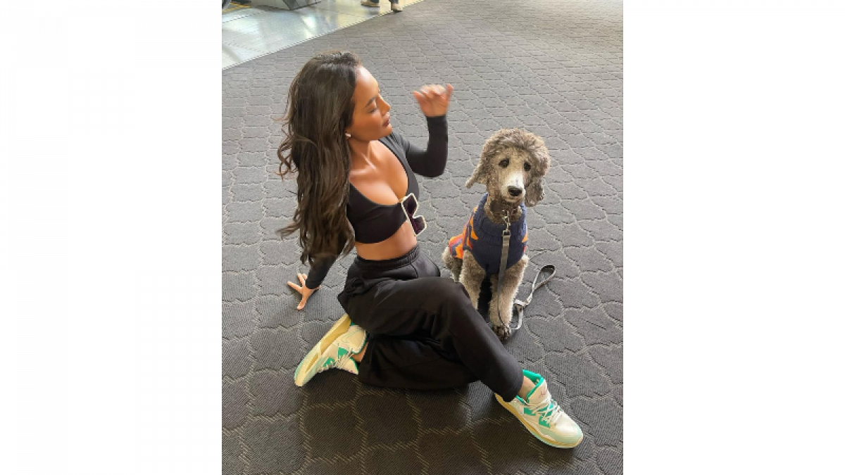 Erica Carlina berpose dengan anjing