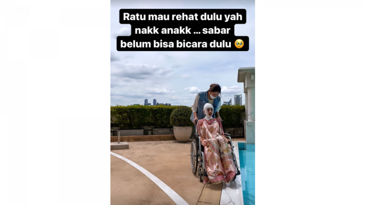 Lucinta Luna di tepi kolam