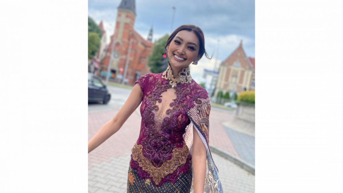 Gaun seksi Adinda Cresheilla