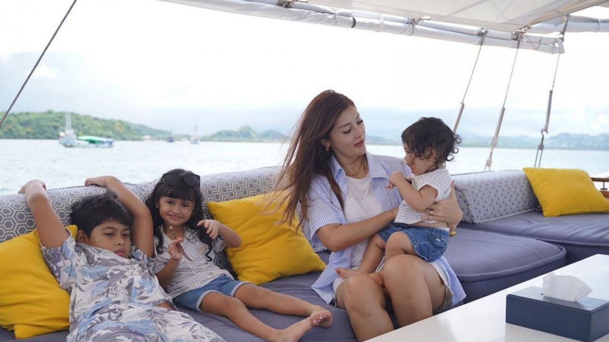 Eva Anindita bersama anak