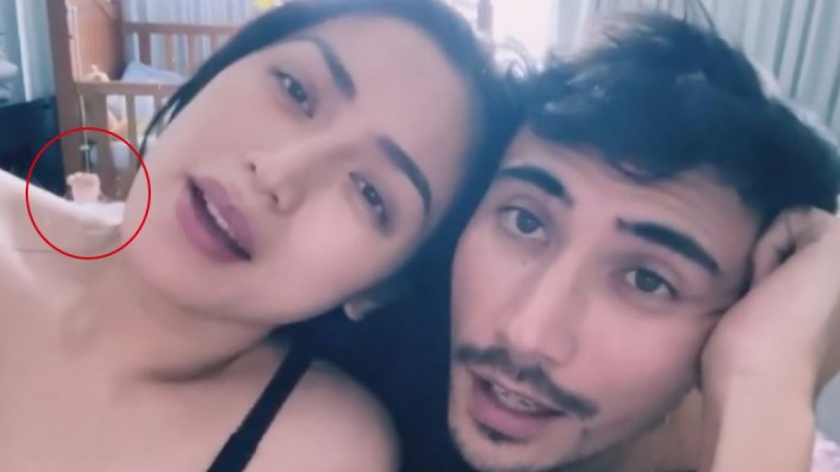 Penampakan tangan di belakang Jedar