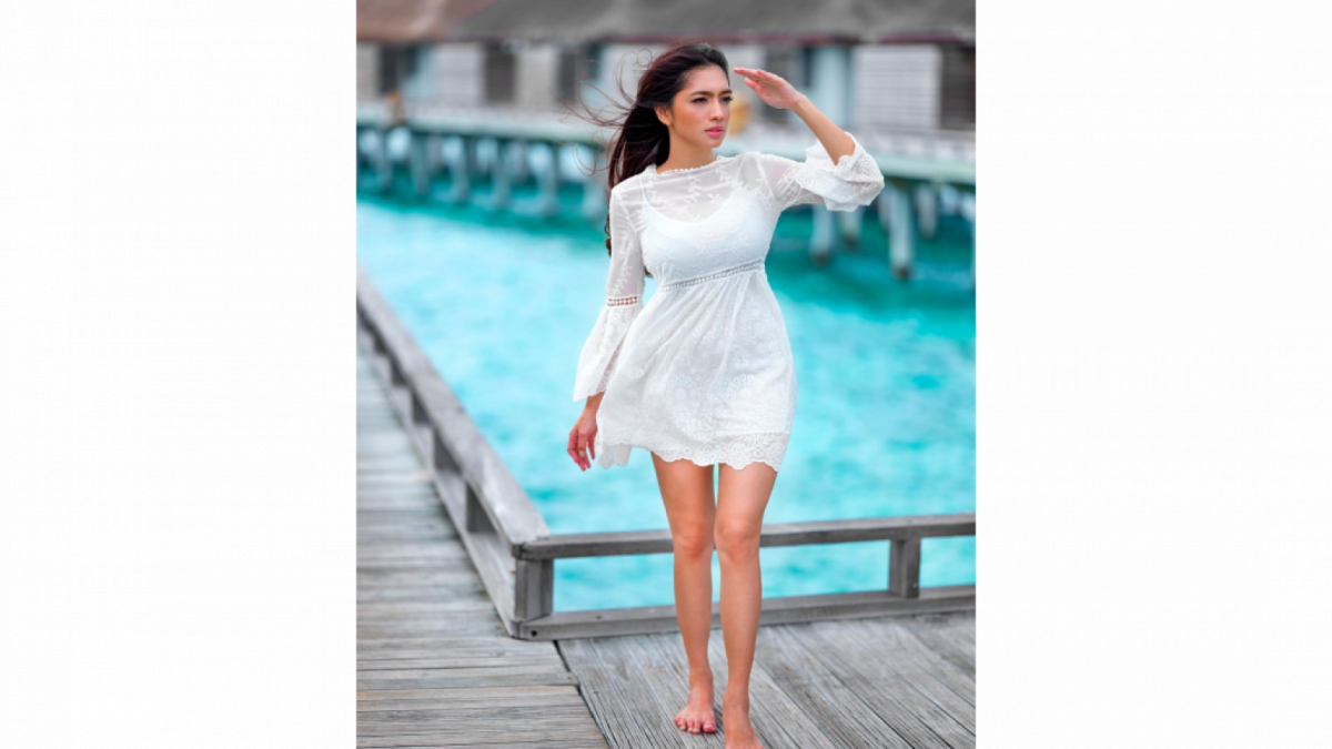 Angel Karamoy dengan dress putih tembus pandang