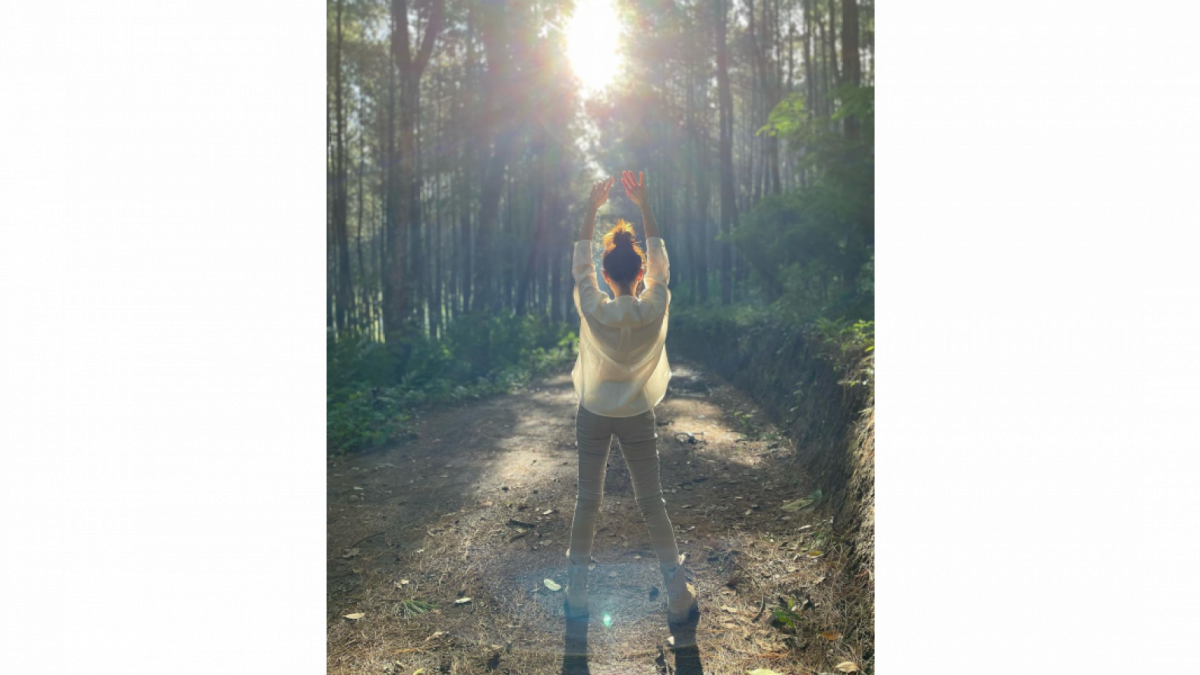 Angel Karamoy dengan kemeja transparan