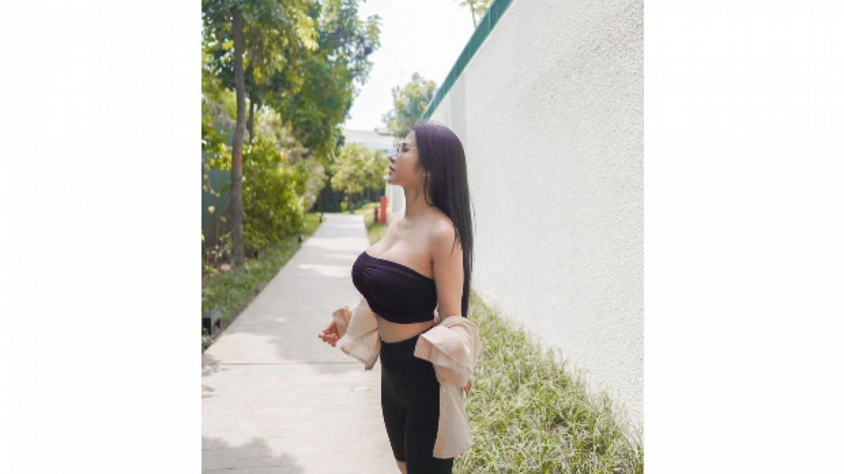 Maria Vania dengan crop top tanpa tali