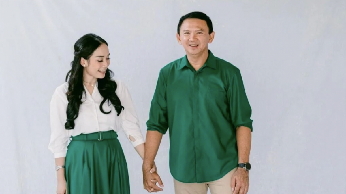 Bergandengan tangan mesra