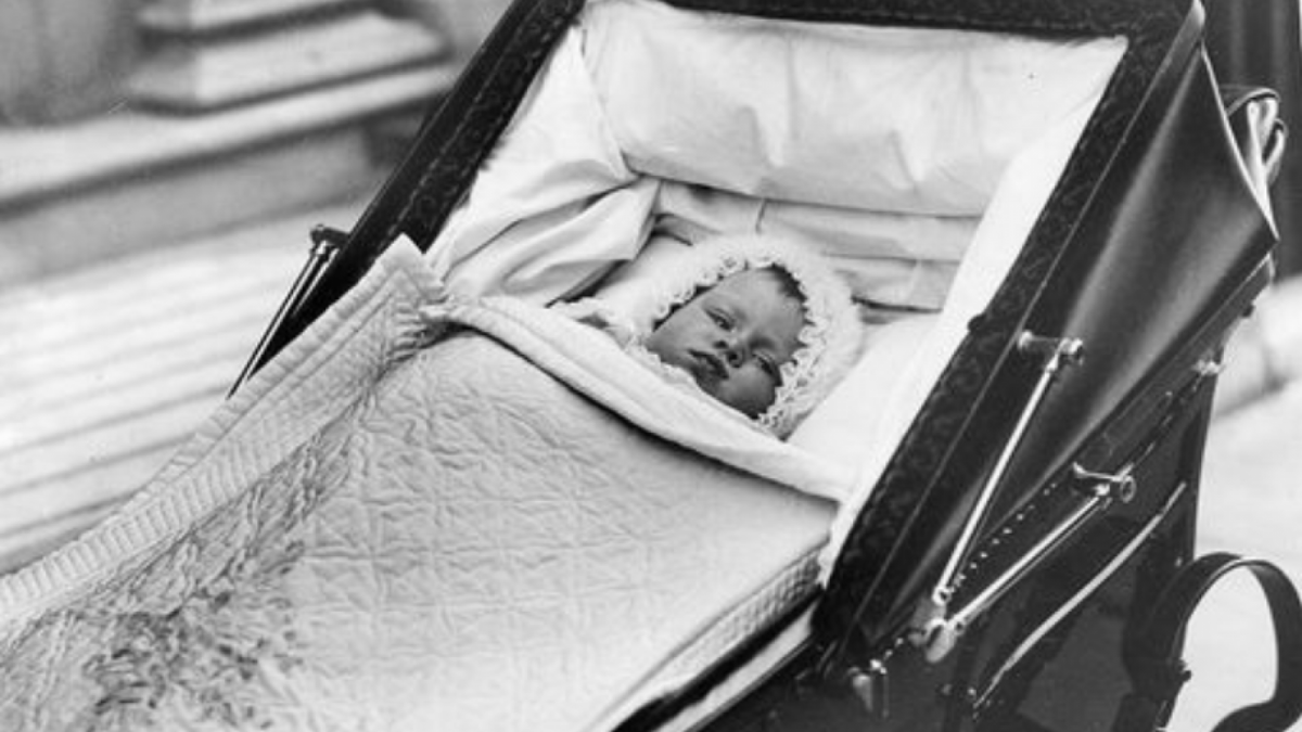 Ratu Elizabeth II saat masih bayi