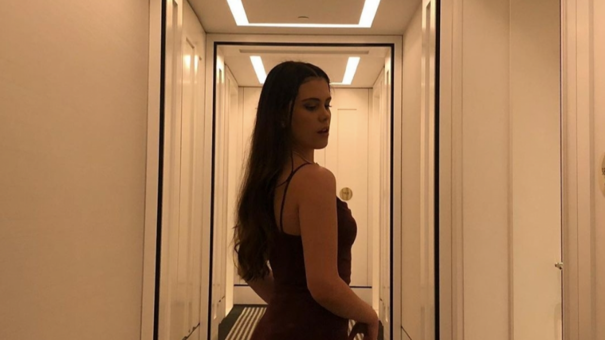 Manuella Aziza dalam gaya glamor