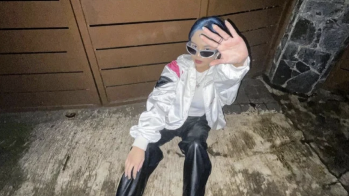 Dengan busana lengkap penuh gaya