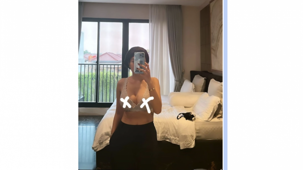 Nikita Mirzani berpose menantang