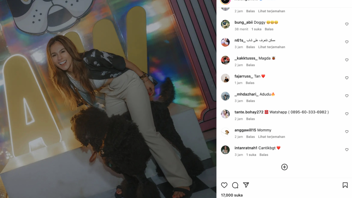 Wulan Guritno berpose dengan anjing pudel hitam