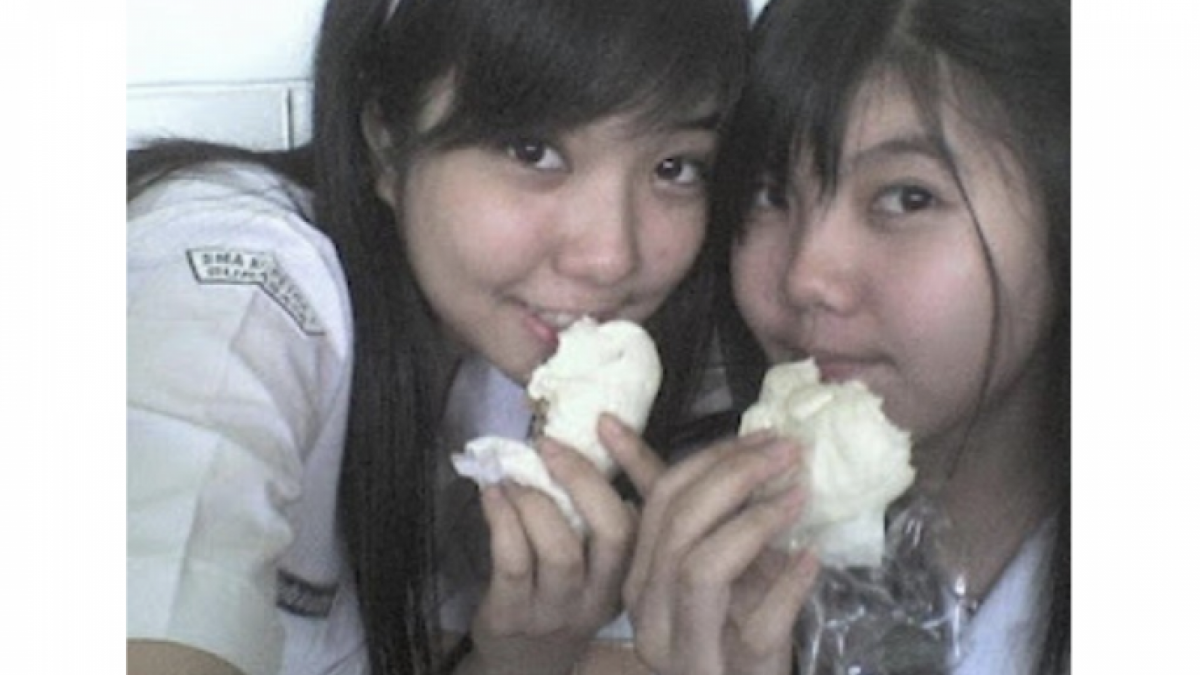 Makan bakpao bareng teman