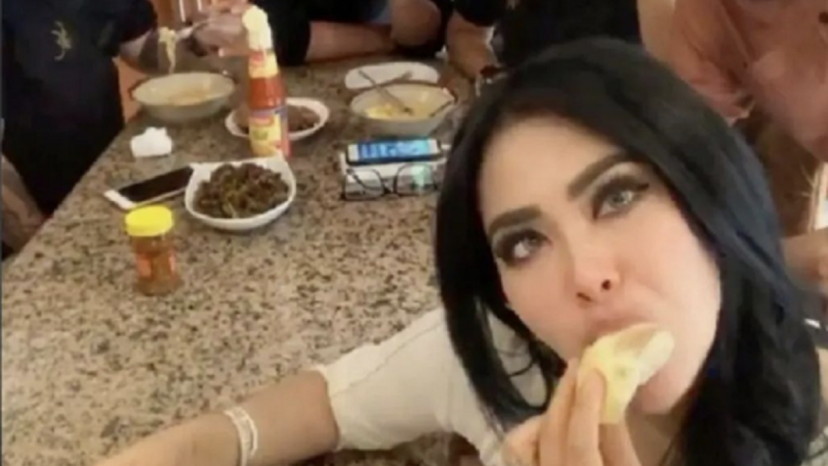 Foto Syahrini sedang ngemut