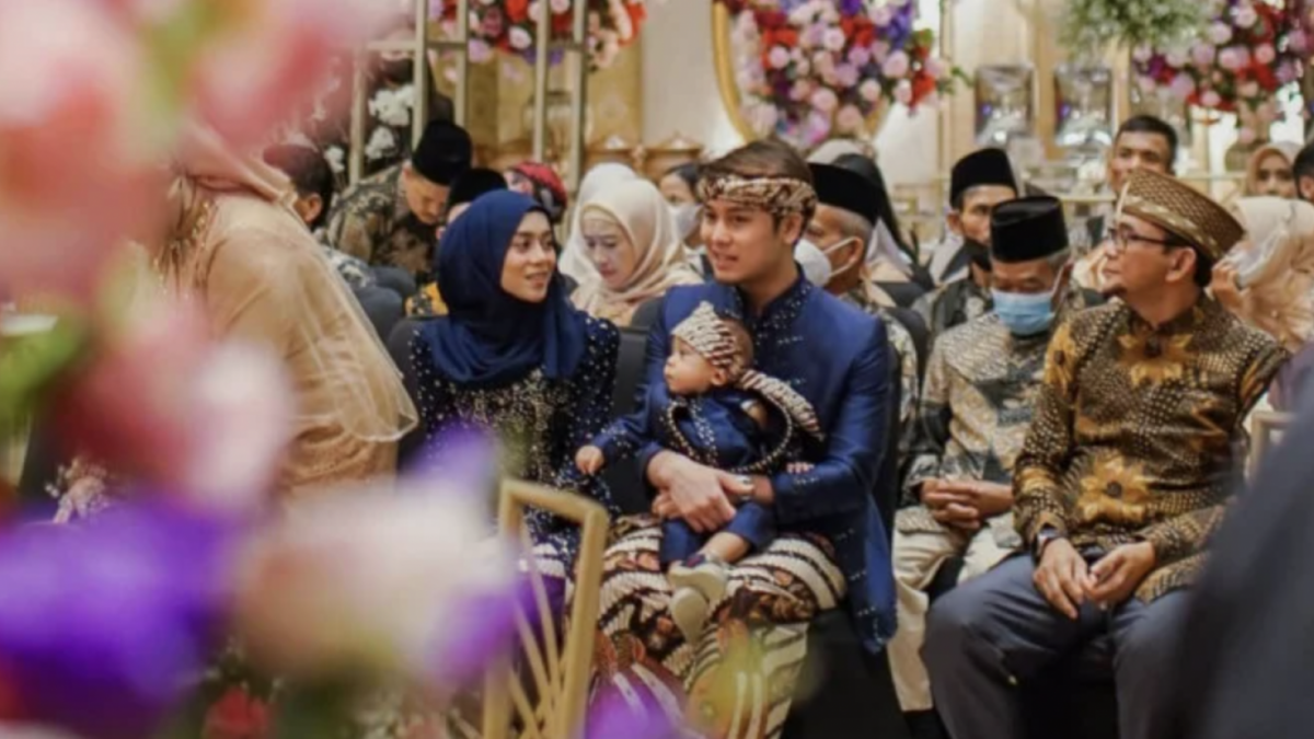 Lesti, Billar dan Baby Fatih di pernikahan Benny Mulyana. [Instagram/guginugraha]