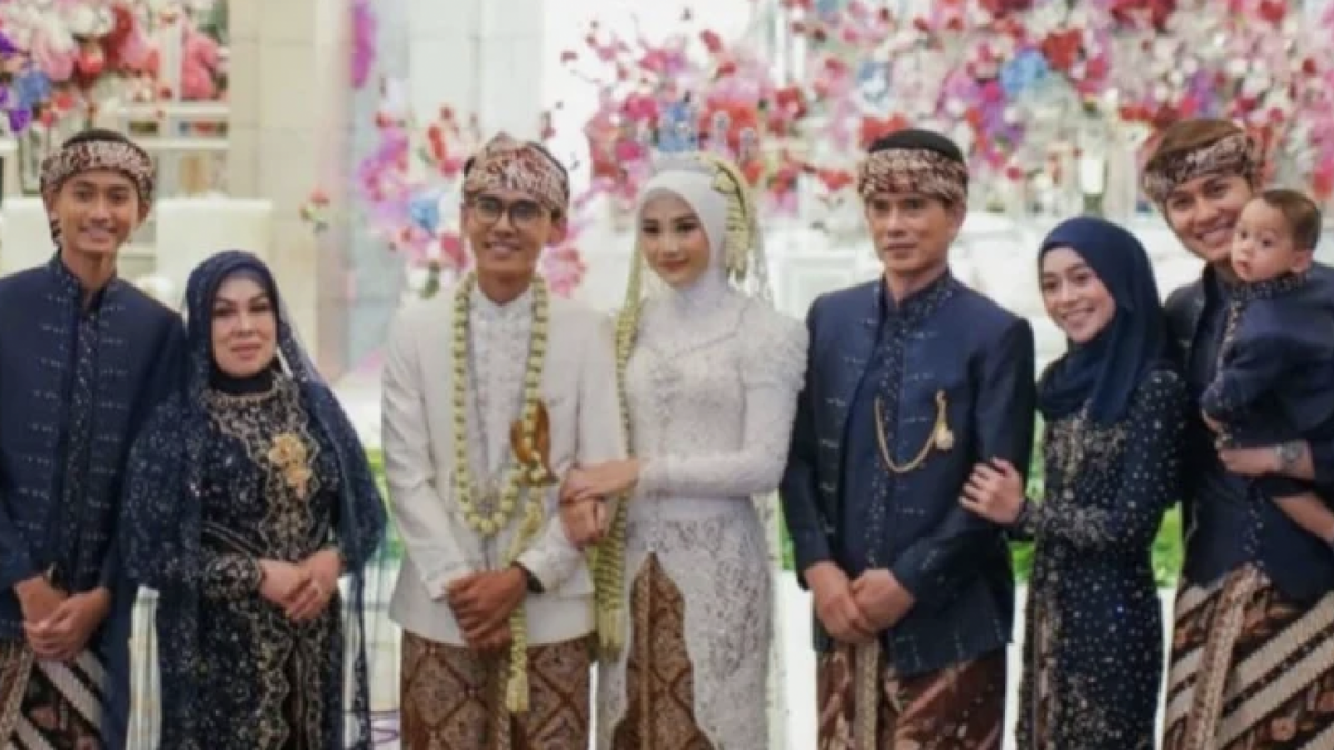 Senyum bahagia Lesti. [Instagram/guginugraha]